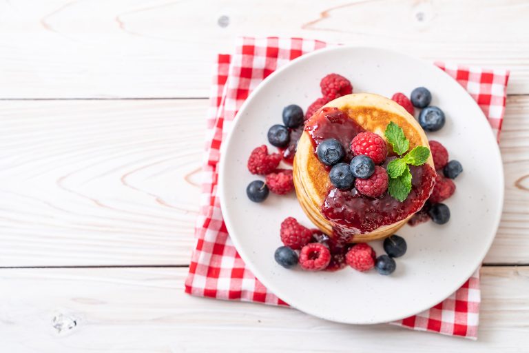 Souffle,Pancake,With,Fresh,Raspberries,And,Blueberries