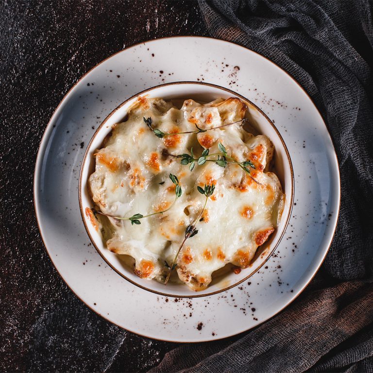 zapeceni karf i brokoli top view