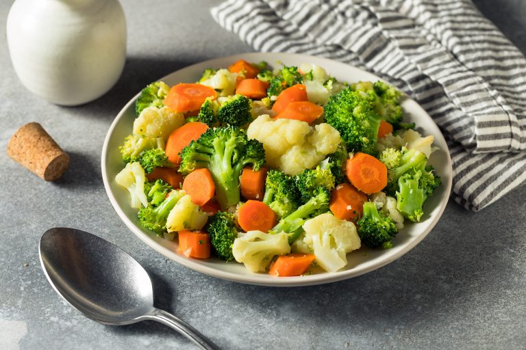 Healthy,Organic,Steamed,Vegetables,With,Carrots,Cauliflower,And,Broccoli