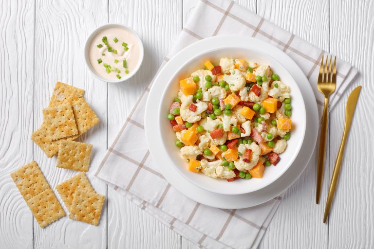 Cauliflower,Salad,With,Crispy,Fried,Bacon,,Green,Peas,And,Cheddar