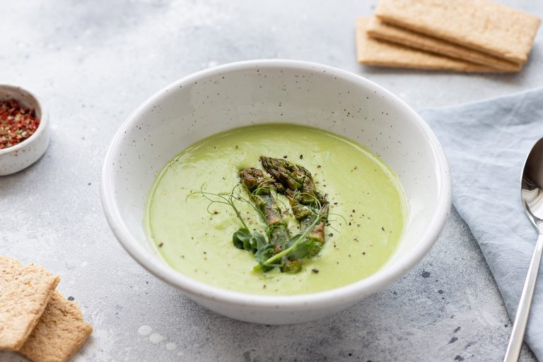 Asparagus,Cream,Soup,In,Ceramic,Bowl,And,Rice,Crackers,On