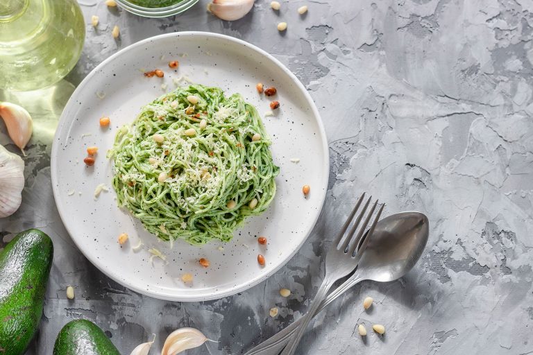 Green,Vegan,Pasta,With,Avocado,,Spinach,And,Pine,Nuts