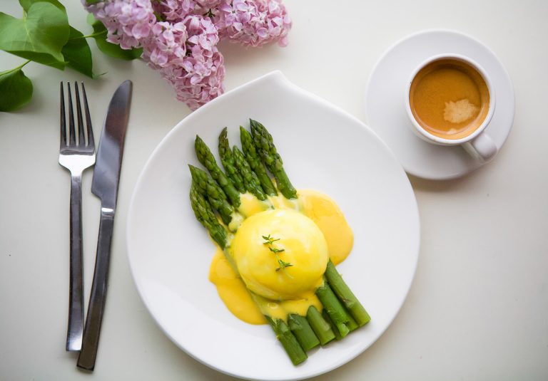 Delicious,Eggs,Benedict,Served,With,Asparagus,,Hollandaise,Sauce,,And,Chives