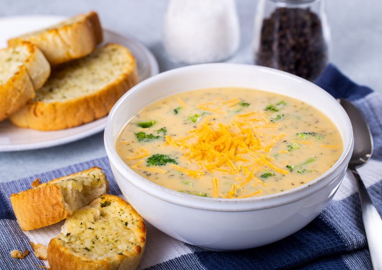 Bowl,Of,Creamy,Broccoli,Cheddar,Cheese,Soup,With,Toasted,Cheese