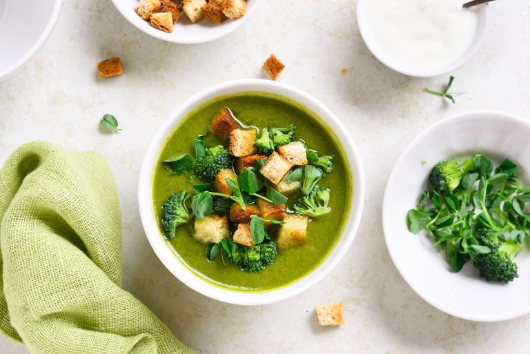 Healthy,Broccoli,Green,Pea,Cream,Soup,With,Croutons,In,Bowl