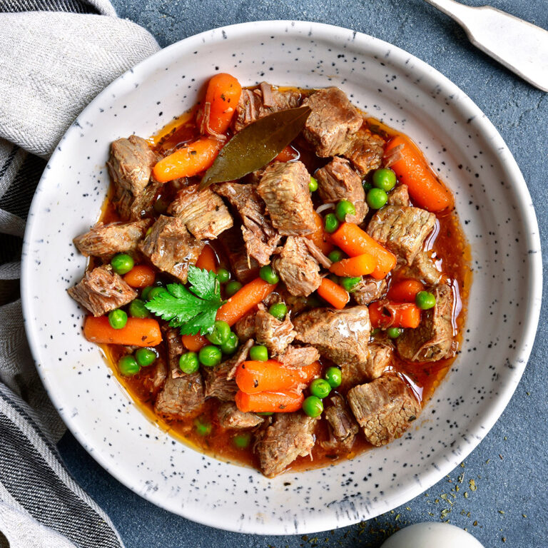 Meat,Stew,With,Carrot,And,Green,Pea,In,A,White