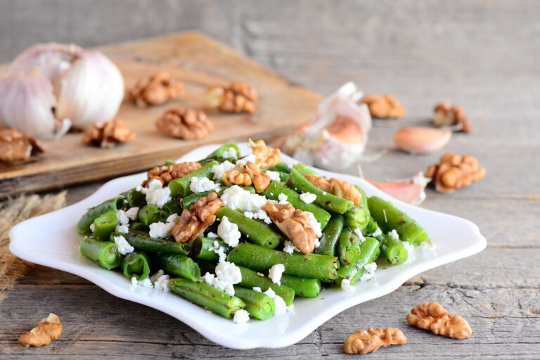 Green,String,Beans,Salad,With,Cottage,Cheese,And,Walnuts,On